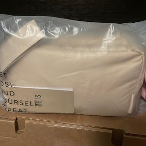 Beis the expandable pouch